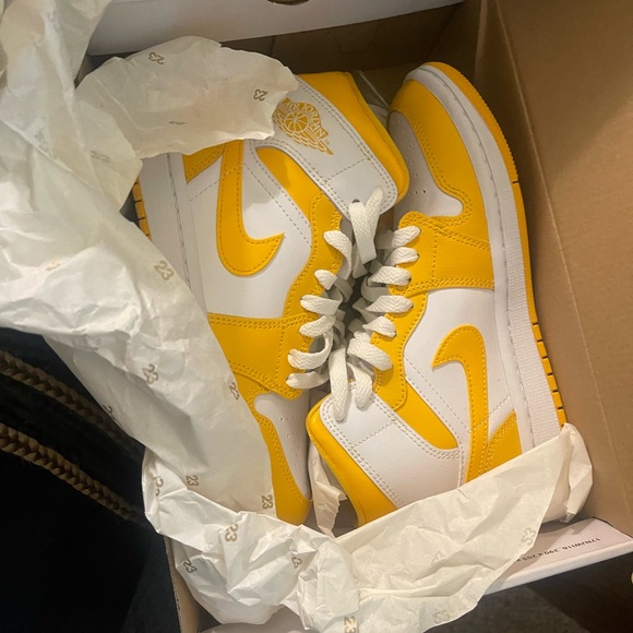 Women's Air Jordan 1 Mid 'University Gold' Sneakers - Picture 2 of 4